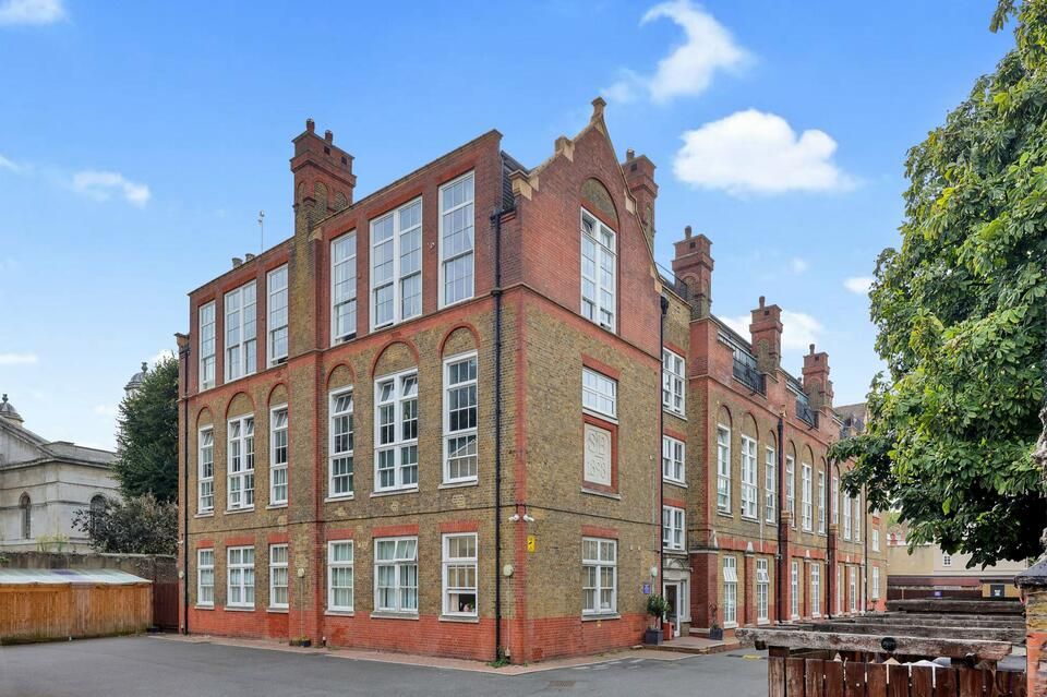 1 bed flat for sale in School Mews, London E1, £525,000
