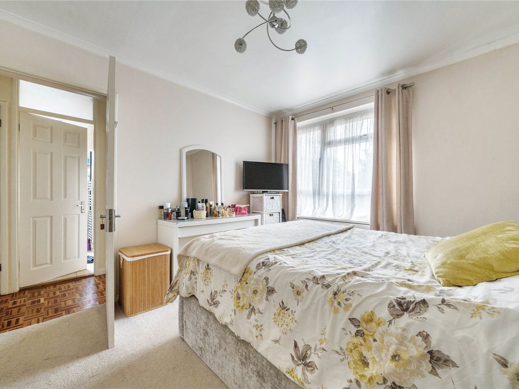 2 bed flat for sale in Lyonsdown Road, New Barnet, Barnet EN5, £375,000