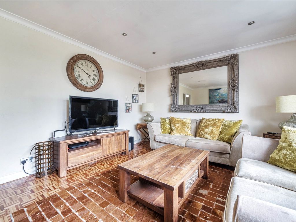 2 bed flat for sale in Lyonsdown Road, New Barnet, Barnet EN5, £375,000