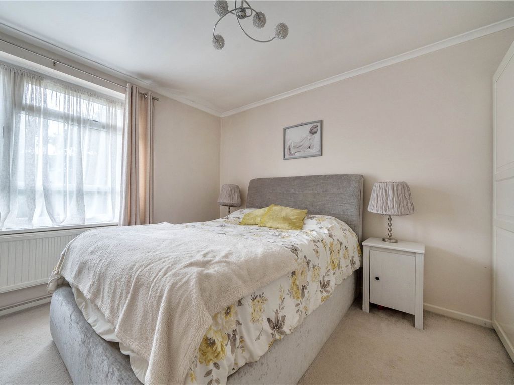 2 bed flat for sale in Lyonsdown Road, New Barnet, Barnet EN5, £375,000