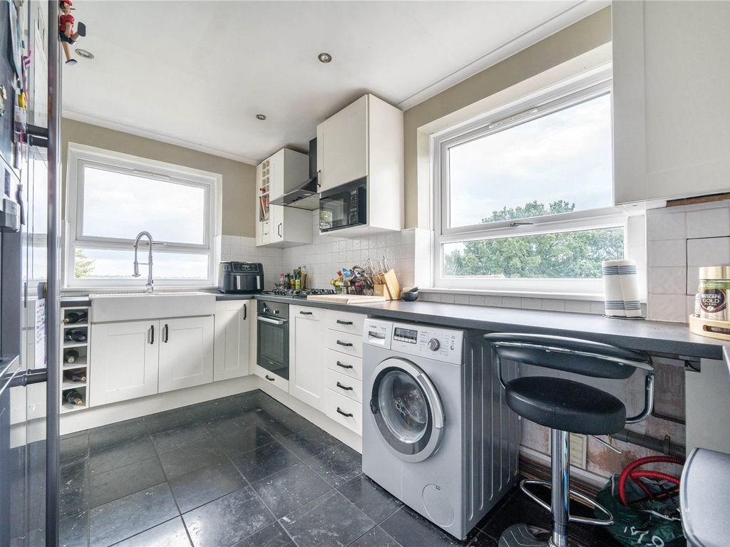 2 bed flat for sale in Lyonsdown Road, New Barnet, Barnet EN5, £375,000