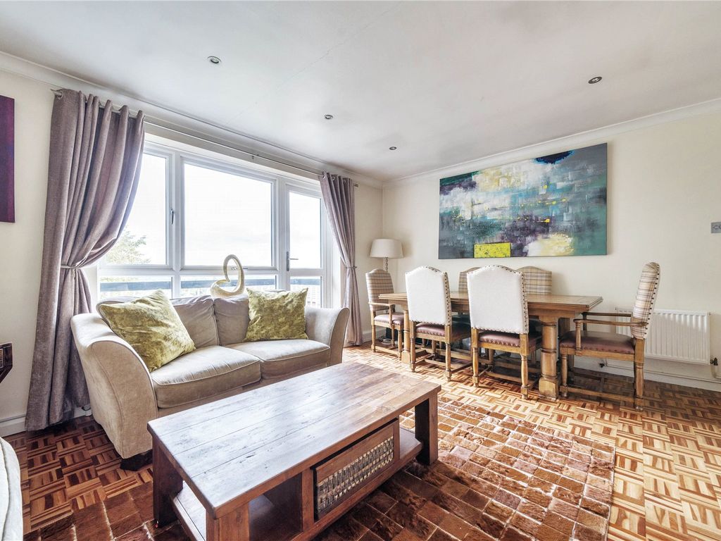 2 bed flat for sale in Lyonsdown Road, New Barnet, Barnet EN5, £375,000