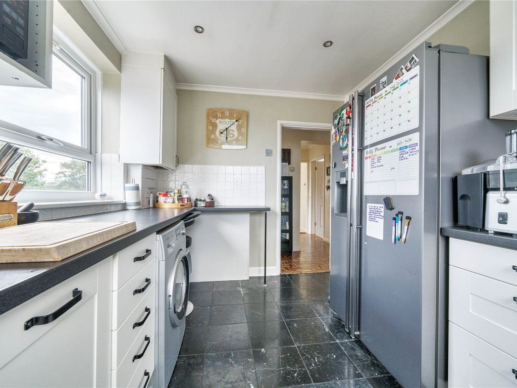 2 bed flat for sale in Lyonsdown Road, New Barnet, Barnet EN5, £375,000