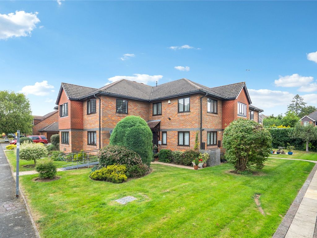 3 bed flat for sale in Hervines Court, Amersham, Buckinghamshire HP6, £525,000