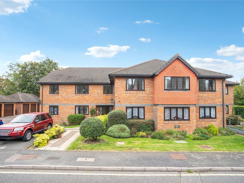 3 bed flat for sale in Hervines Court, Amersham, Buckinghamshire HP6, £525,000