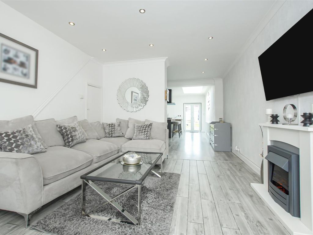 2 bed end terrace house for sale in Whittington Avenue, Hayes UB4, £464,950