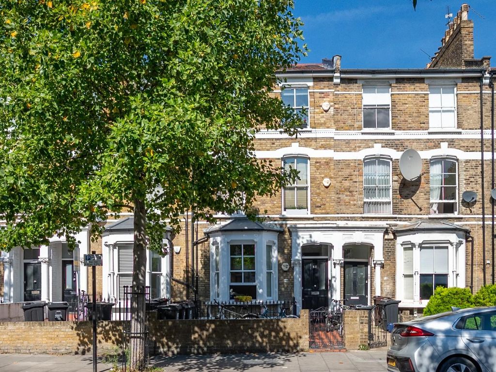 2 bed flat for sale in Evering Road, London N16, £600,000