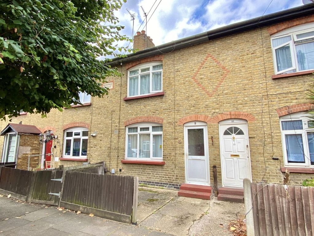 2 bed property for sale in Rosedale Avenue, Hayes UB3, £399,950