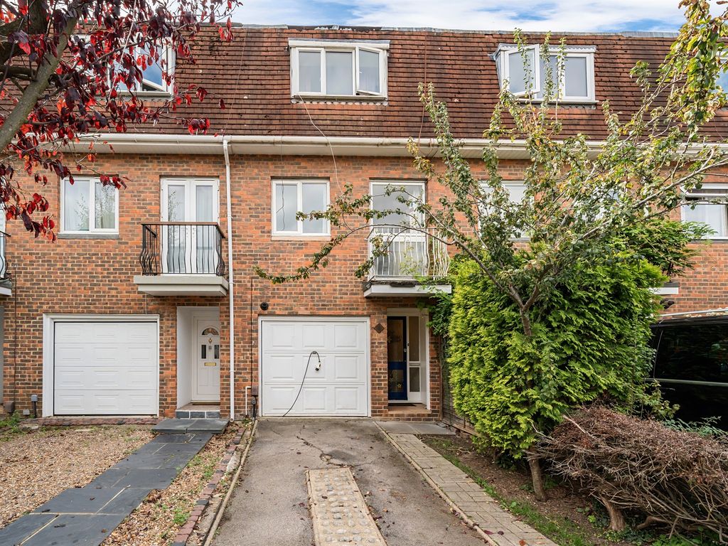 3 bed terraced house for sale in Fotherby Court, Maidenhead SL6, £450,000