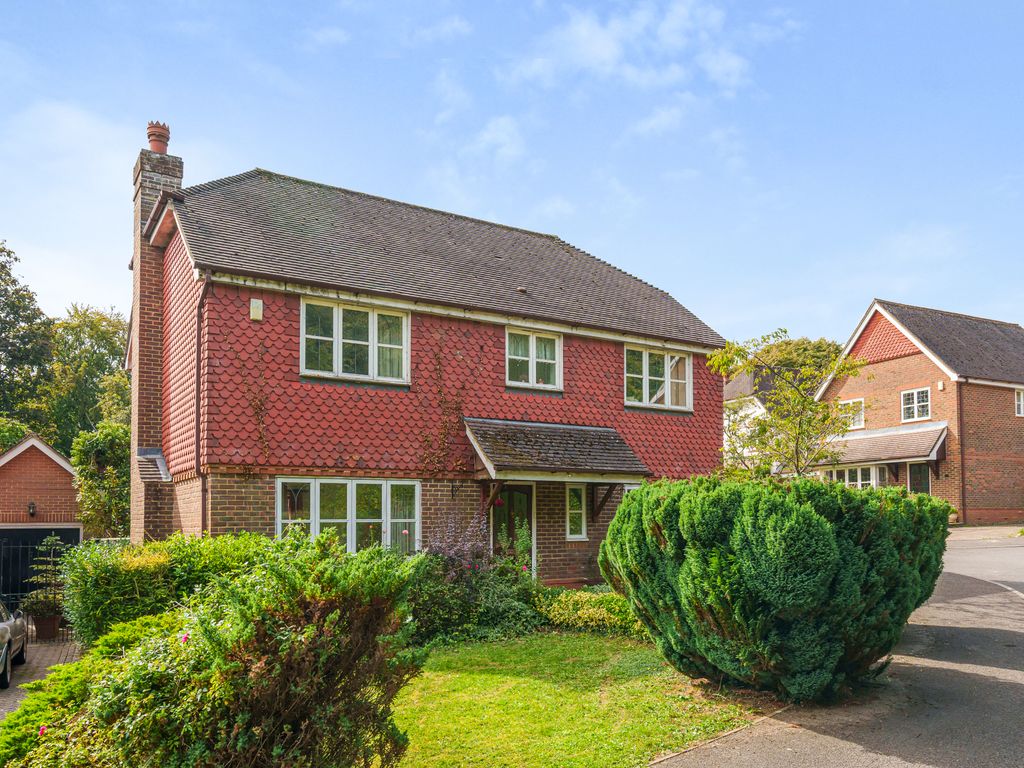 4 bed detached house for sale in Nightingale Close, Winchester SO22, £800,000