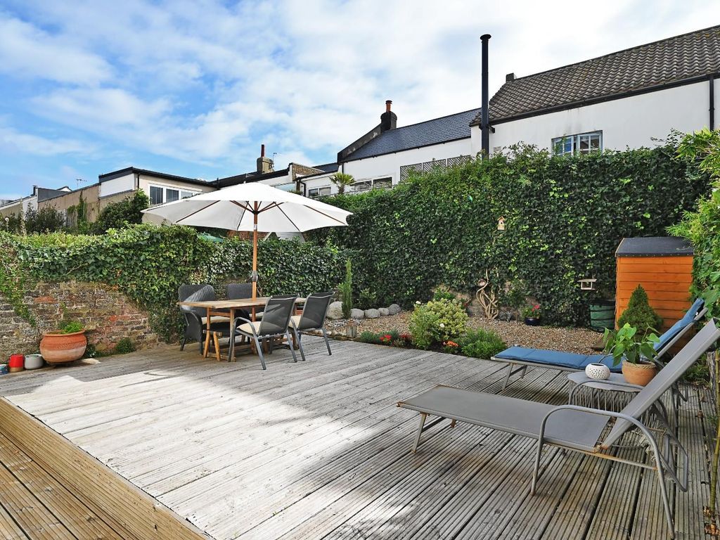 2 bed flat for sale in Westbourne Villas, Hove BN3, £500,000