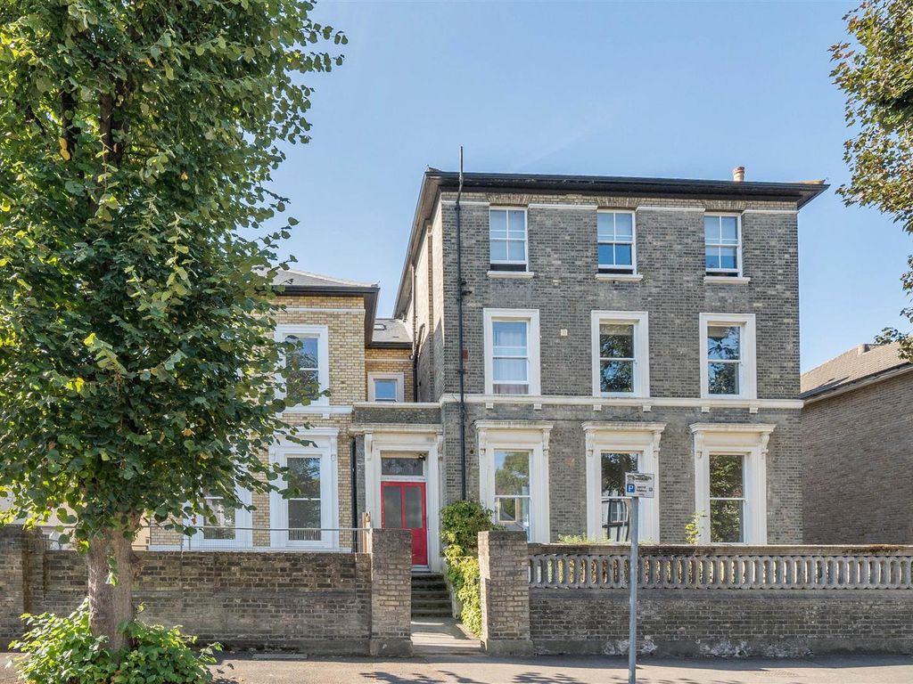2 bed flat for sale in Catherine Road, Surbiton KT6, £599,950