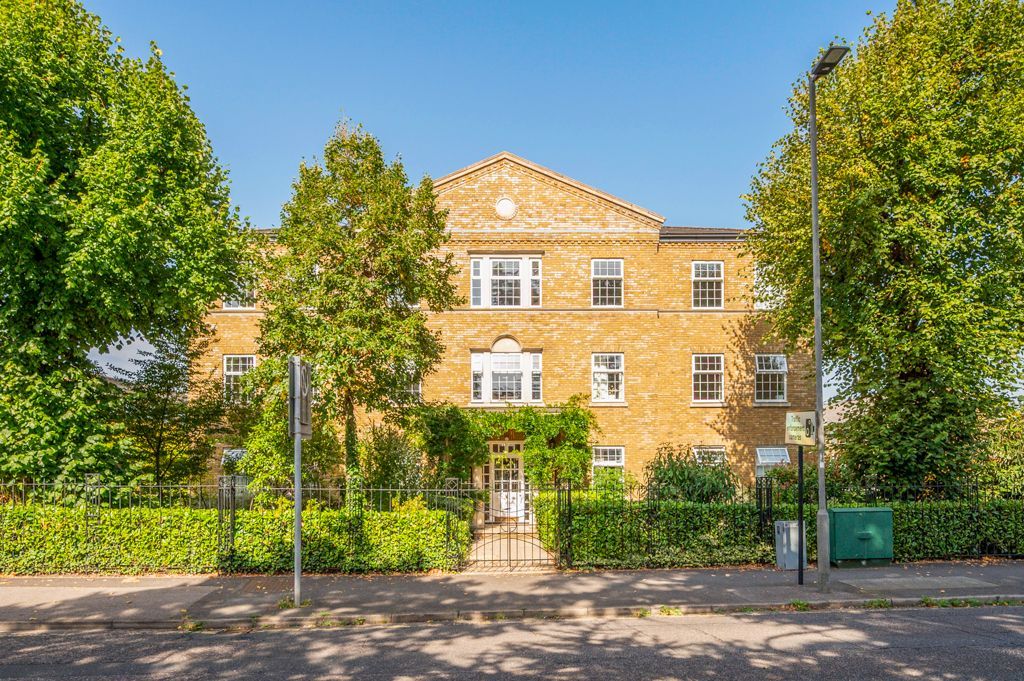 2 bed flat for sale in Balaclava Road, Long Ditton, Surbiton KT6, £550,000