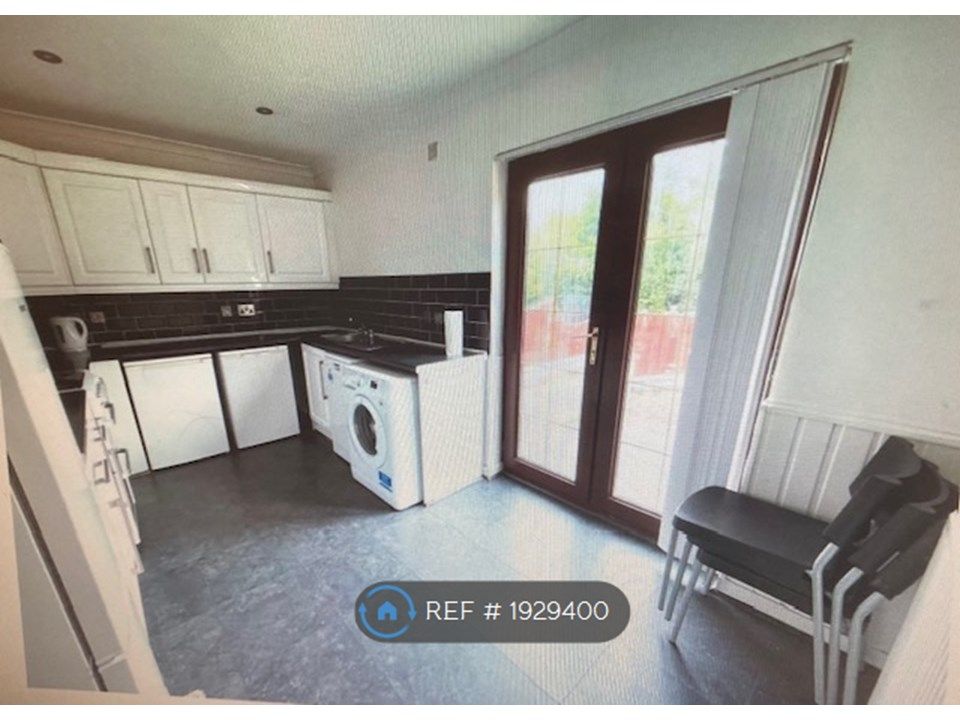 3 bed semi-detached house to rent in Dunottar Avenue, Coatbridge ML5, £1,150 pcm