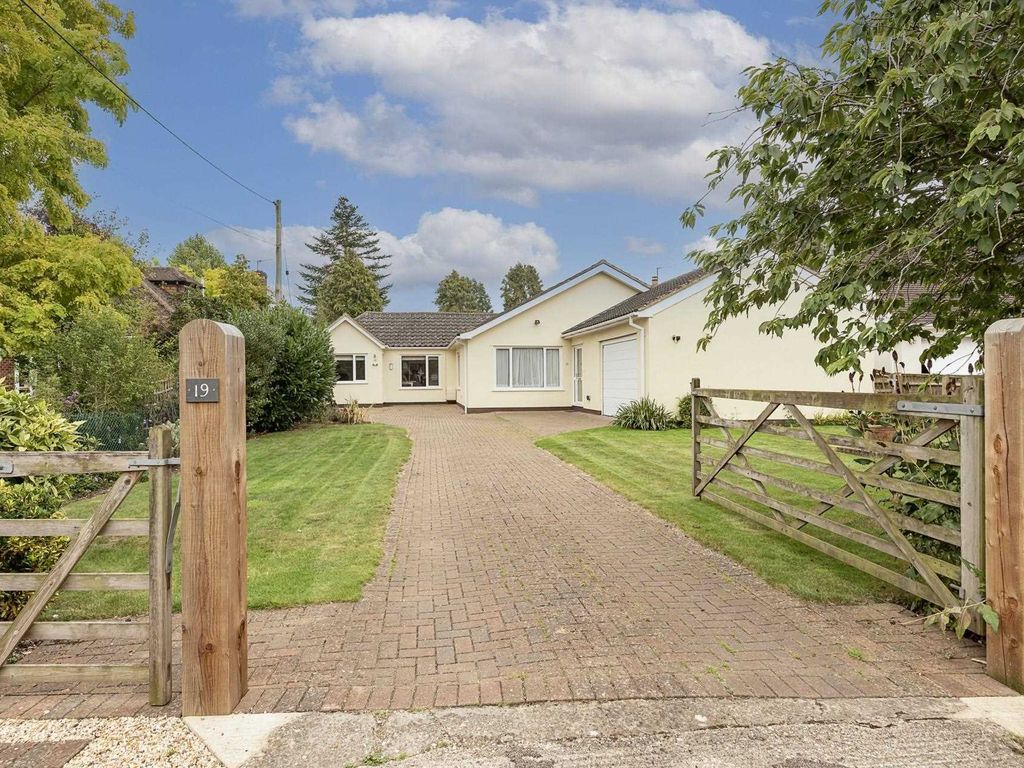 4 bed detached bungalow for sale in New Road, Aston Clinton, Aylesbury HP22, £1,200,000
