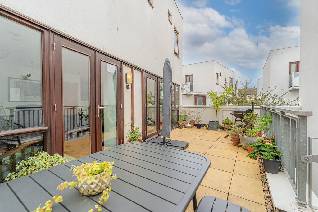 2 bed flat for sale in Eden Way, London E3, £525,000