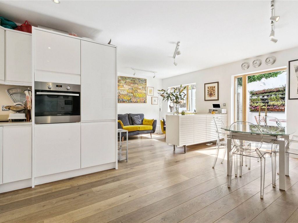 3 bed flat for sale in Rossiter Road, London SW12, £950,000