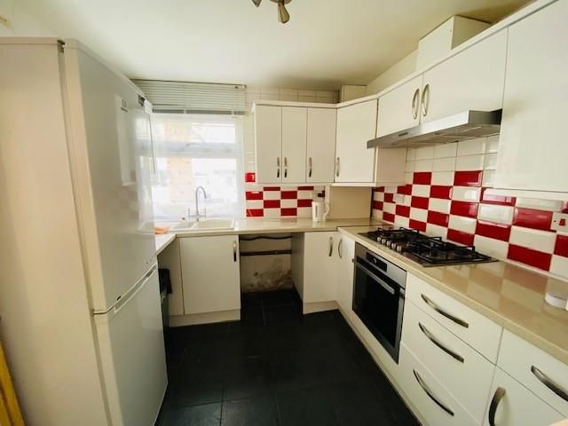 3 bed terraced house for sale in Brierley Close, London SE25, £365,000