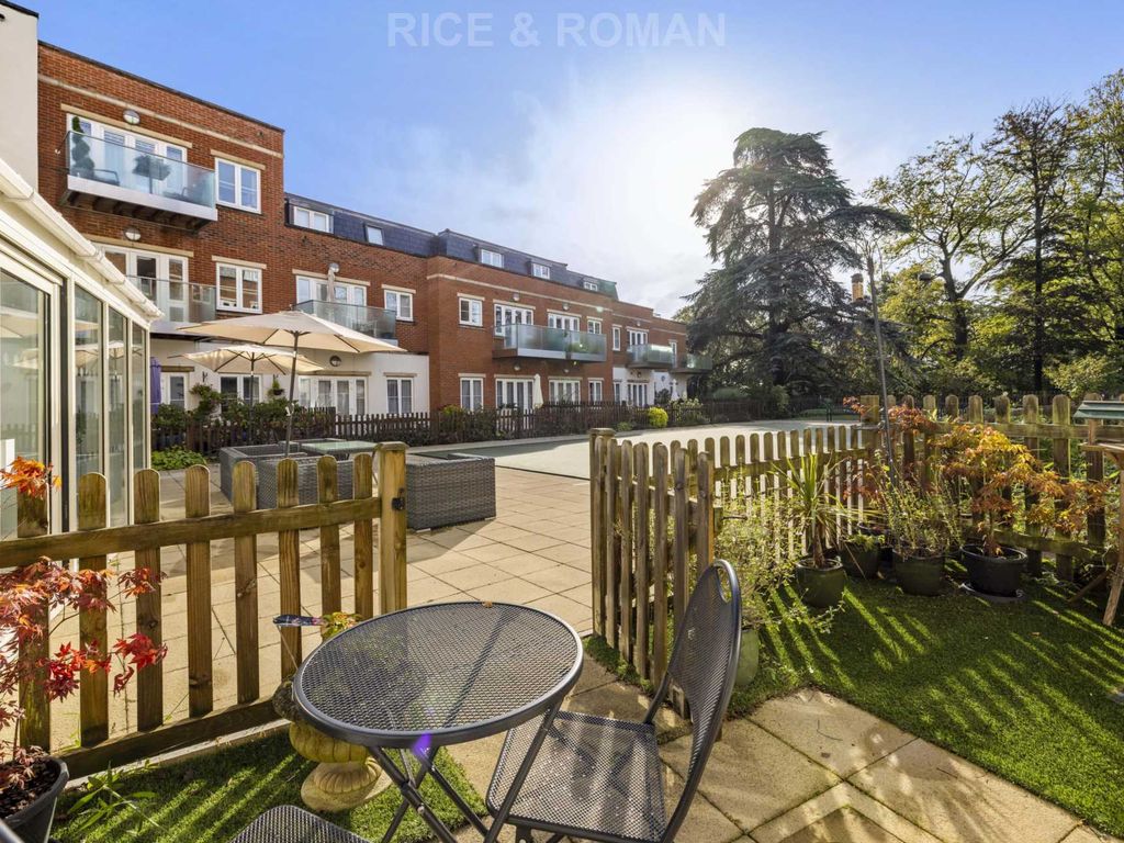 2 bed flat for sale in Mulberry House, Ascot SL5, £500,000