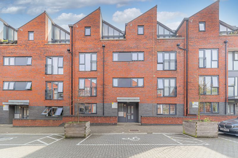 2 bed flat for sale in Leverton Close, London N22, £400,000