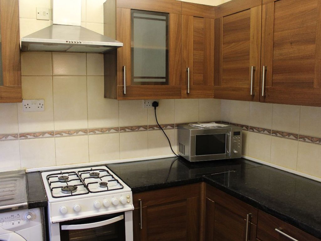 3 bed terraced house to rent in Trafford Street, Preston PR1, £900 pcm