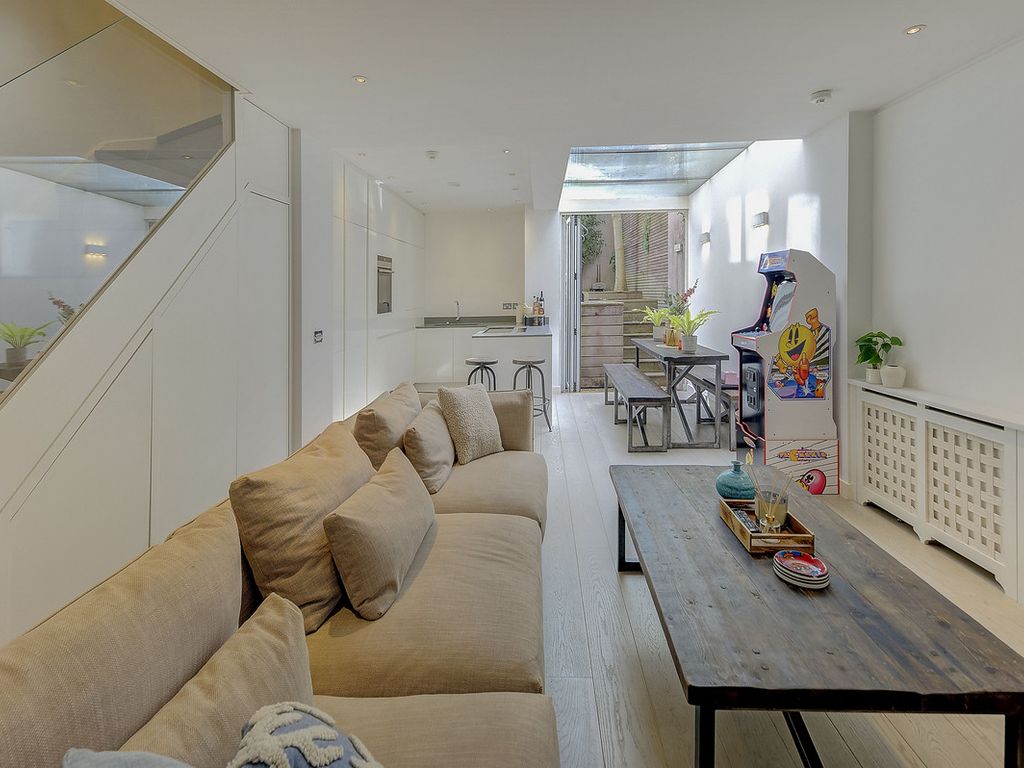 3 bed flat for sale in Stratford Road, London W8, £2,195,000