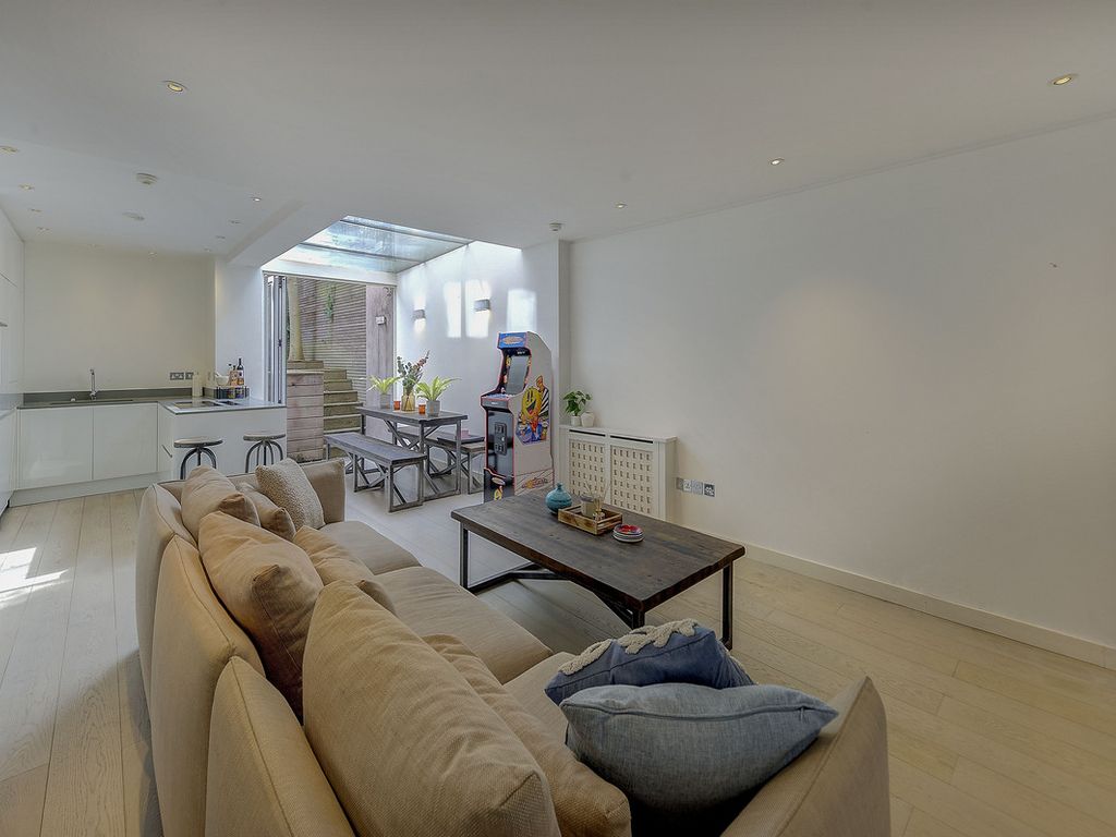 3 bed flat for sale in Stratford Road, London W8, £2,195,000