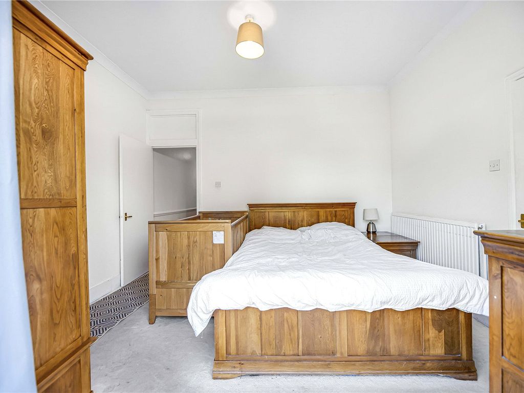 3 bed maisonette for sale in Dornton Road, London SW12, £750,000