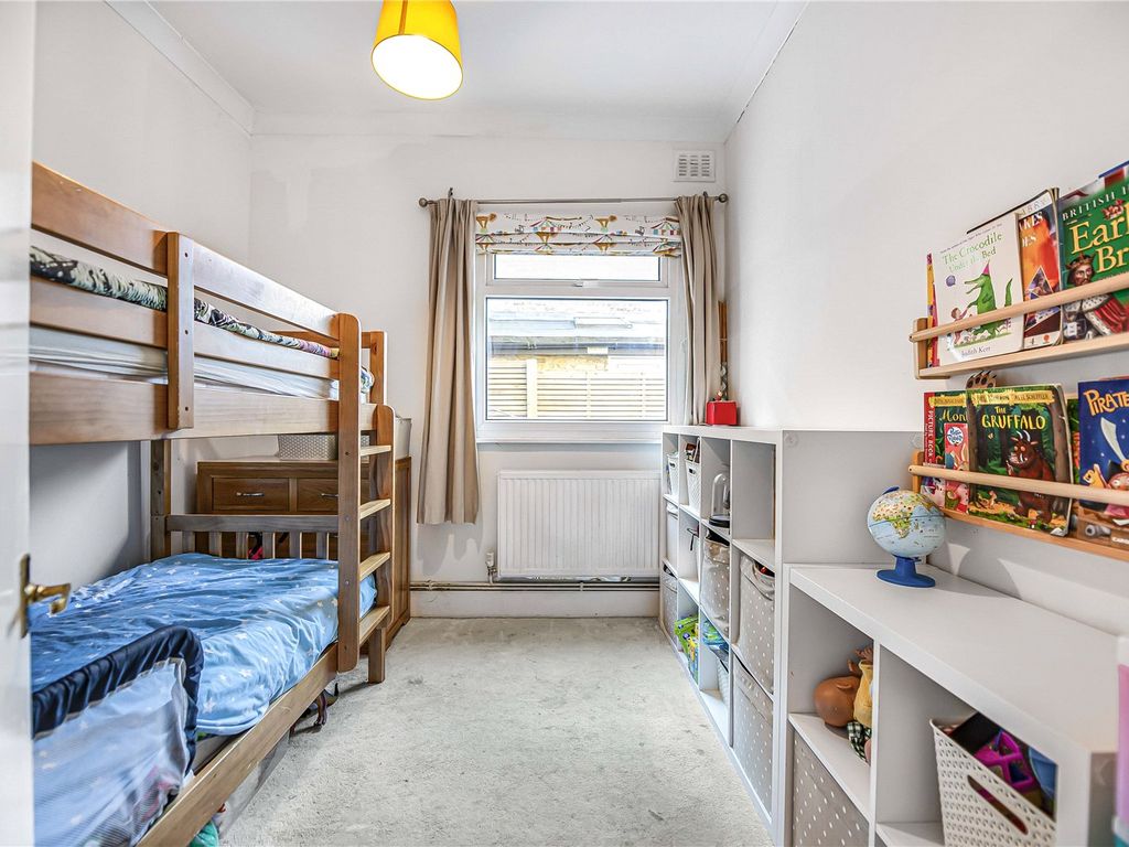 3 bed maisonette for sale in Dornton Road, London SW12, £750,000