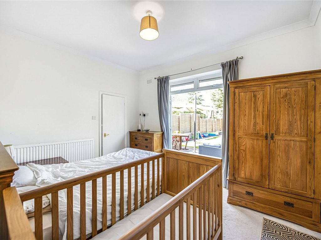 3 bed maisonette for sale in Dornton Road, London SW12, £750,000