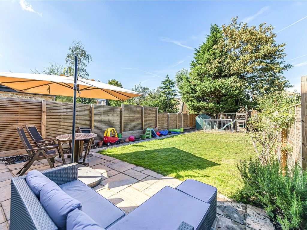 3 bed maisonette for sale in Dornton Road, London SW12, £750,000