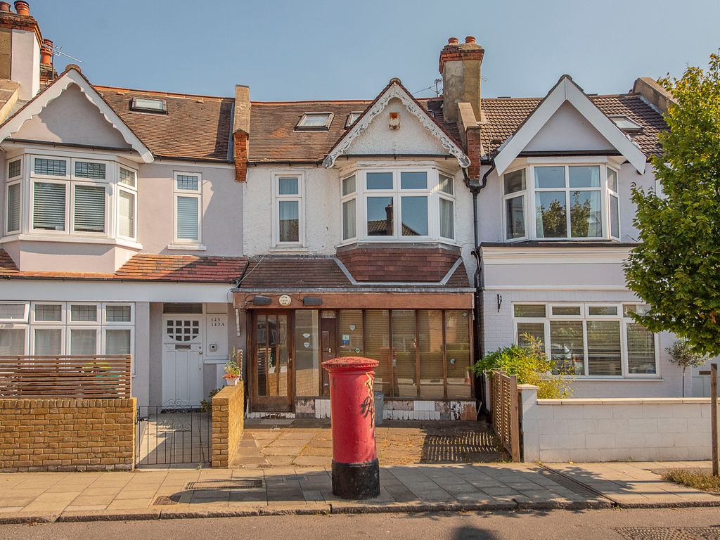 2 bed flat for sale in White Hart Lane, London SW13, £500,000