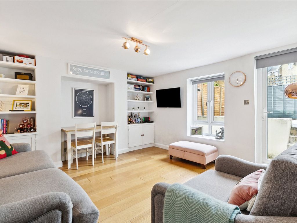 1 bed flat for sale in St. James Terrace, Boundaries Road, London SW12, £530,000