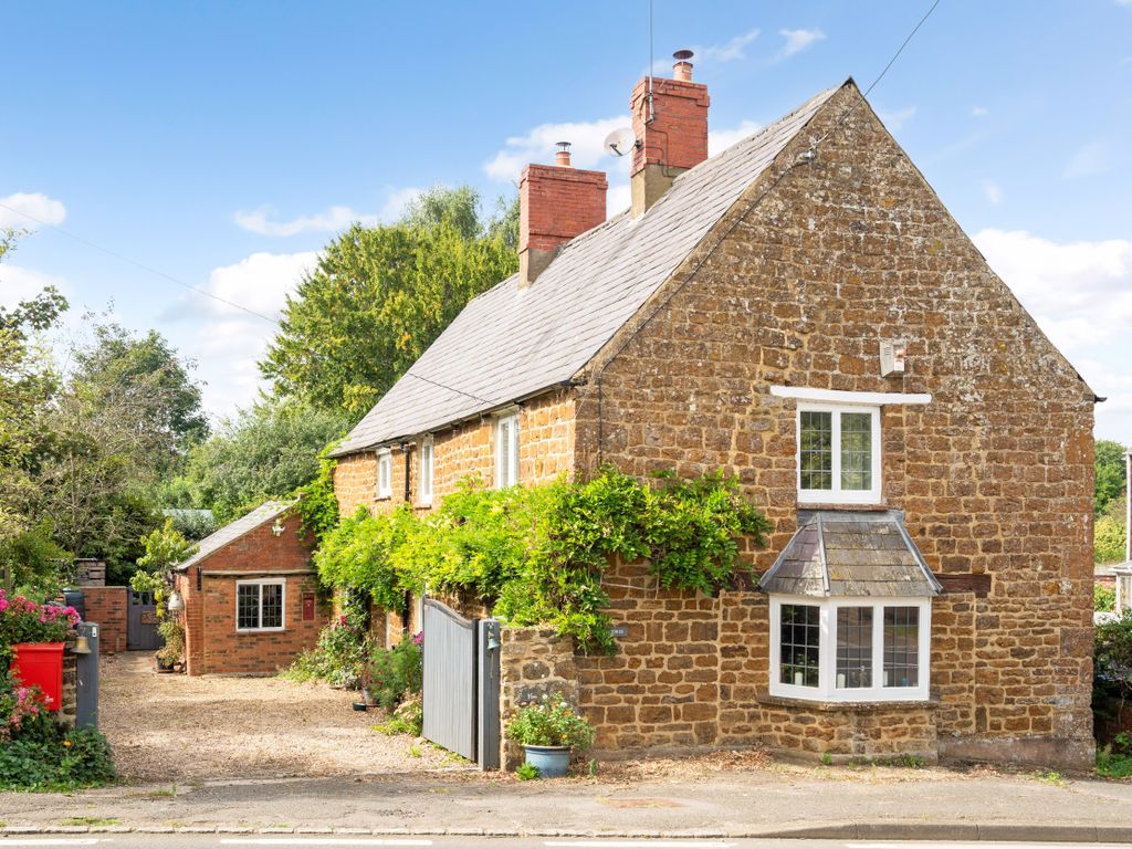 3 bed detached house for sale in Banbury Road, Byfield, Daventry NN11, £575,000