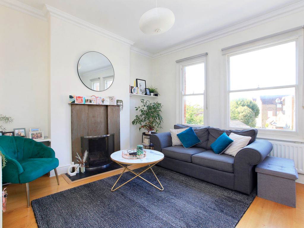 1 bed flat for sale in Balham Hill, Balham, London SW12, £425,000
