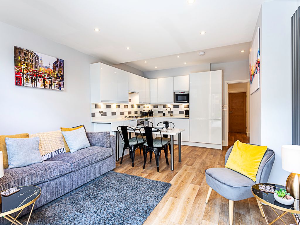 2 bed flat to rent in Larden Road, London W3, £3,450 pcm