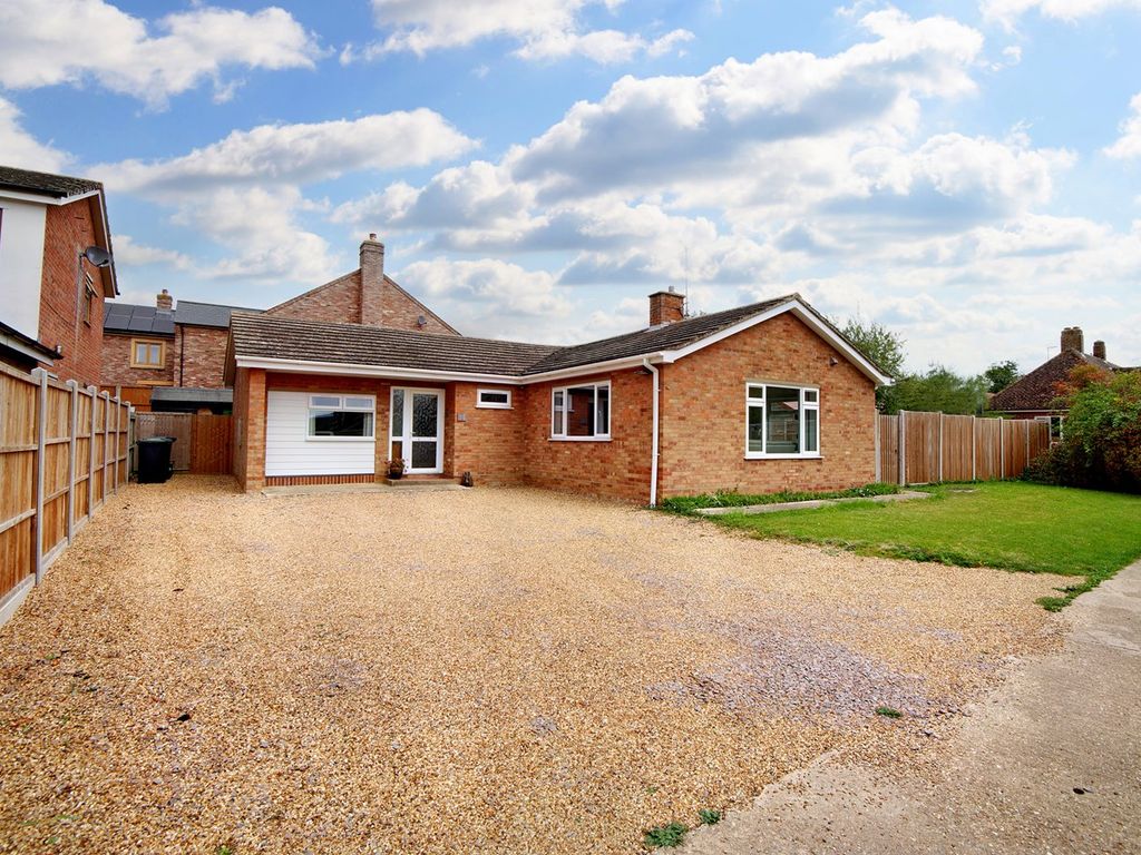 4 bed detached bungalow for sale in Hereward Close, Aldreth, Ely CB6, £375,000