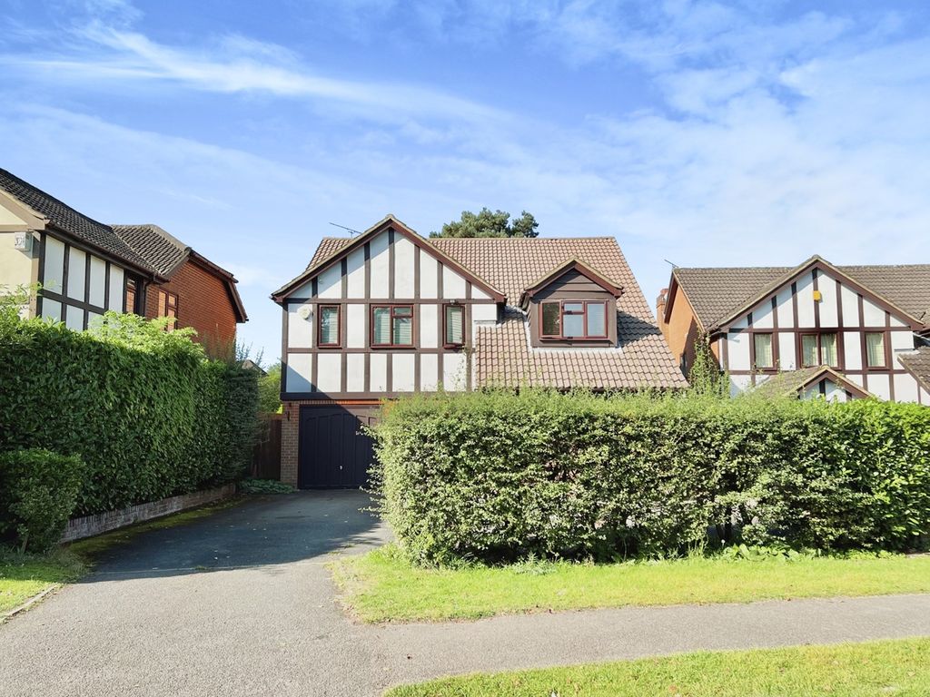 5 bed detached house to rent in Denham Lane, Chalfont St Peter SL9, £3,250 pcm