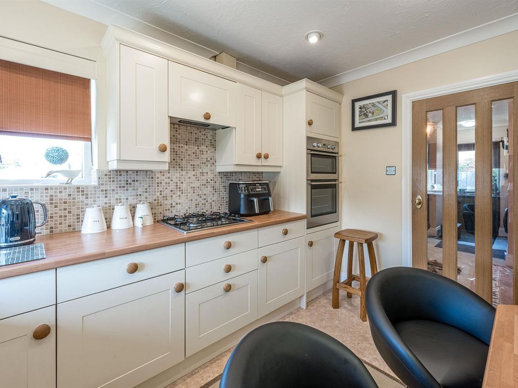 3 bed detached bungalow for sale in Stourton Crescent, Stourbridge DY7, £500,000