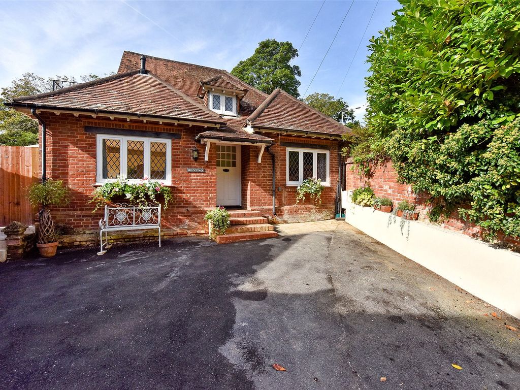 2 bed detached house to rent in Henley Road, Marlow, Buckinghamshire SL7, £3,792 pcm