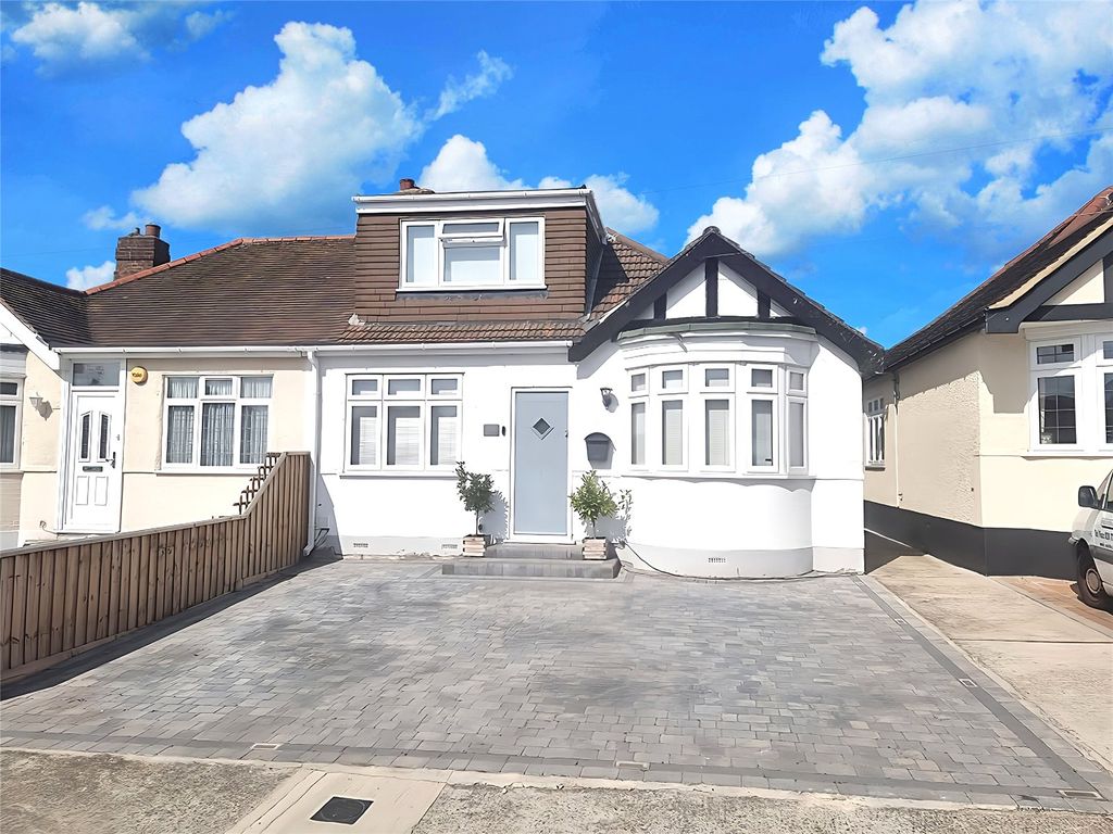 3 bed bungalow for sale in Hillfoot Road, Romford RM5, £525,000