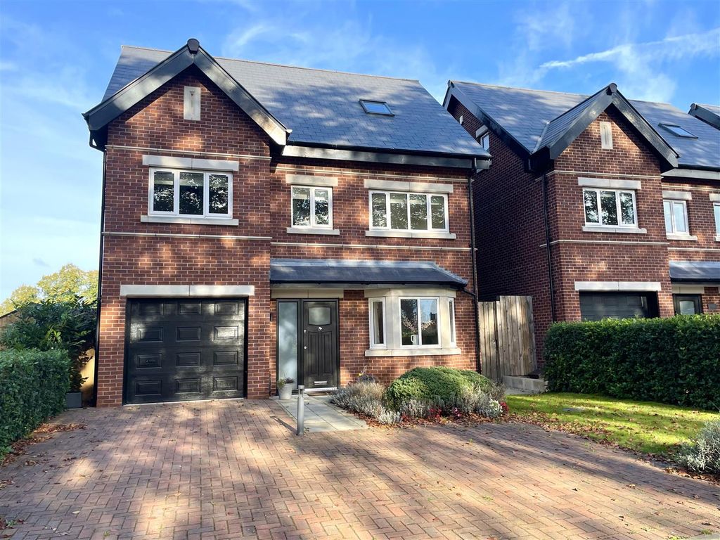 5 bed detached house for sale in London Road, Elworth, Sandbach CW11, £550,000