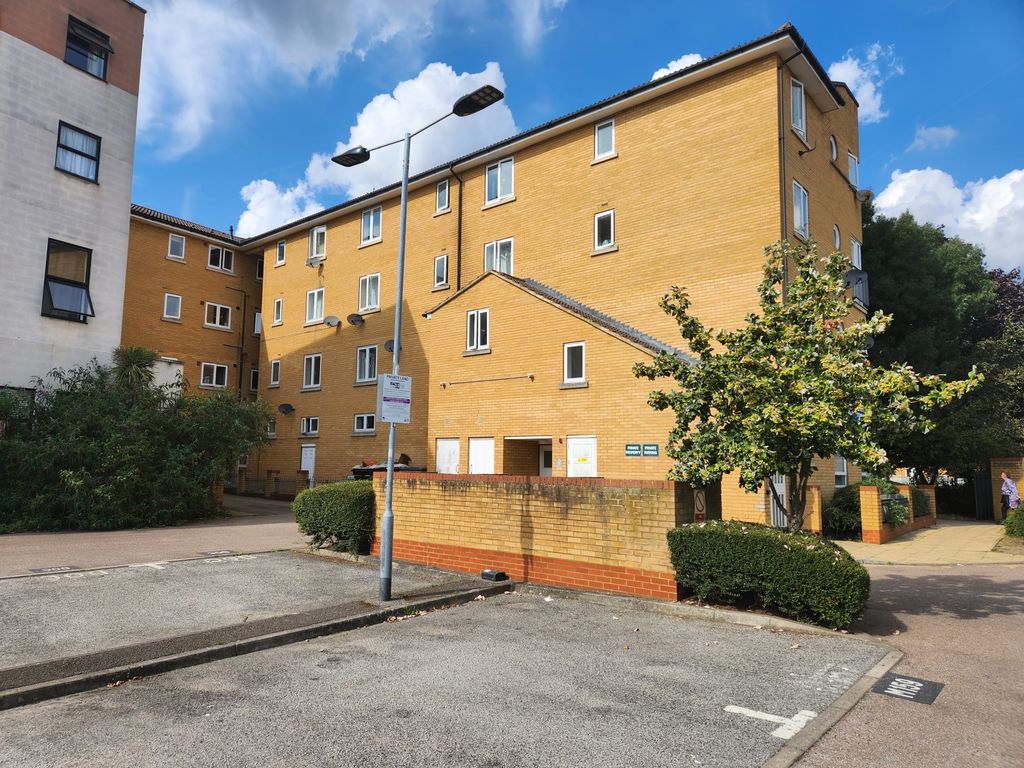 1 bed flat for sale in Merriam Avenue, London E9, £349,999
