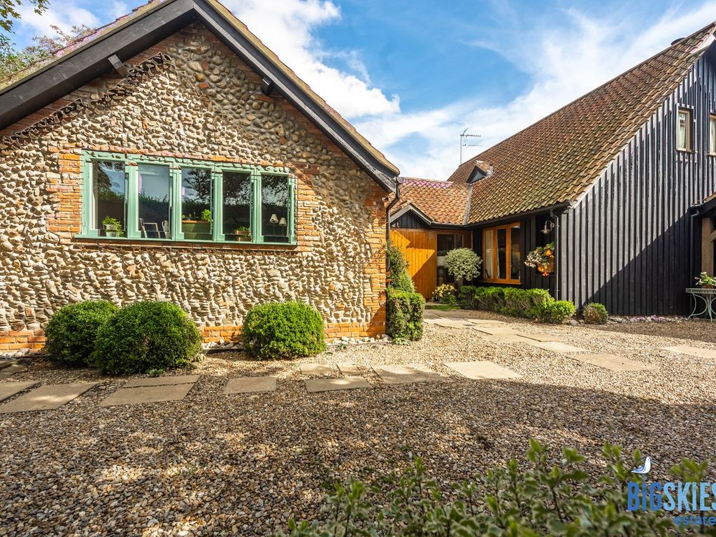 3 bed barn conversion for sale in Grove Lane, Holt NR25, £850,000