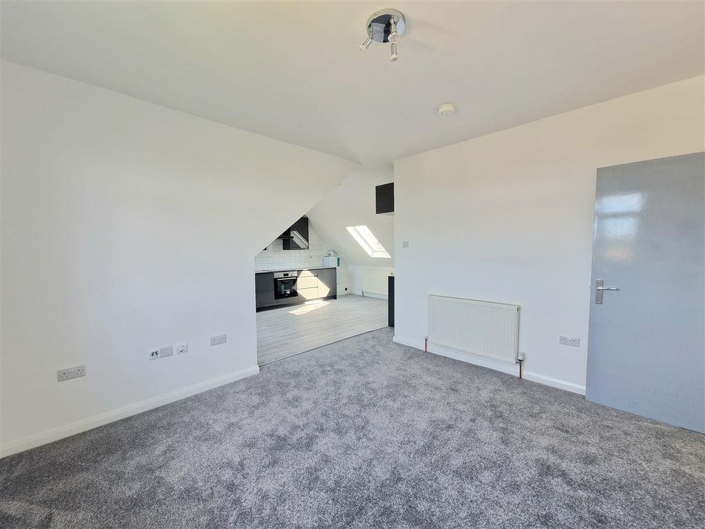 2 bed flat to rent in Park Lane, Wembley HA9, £2,000 pcm