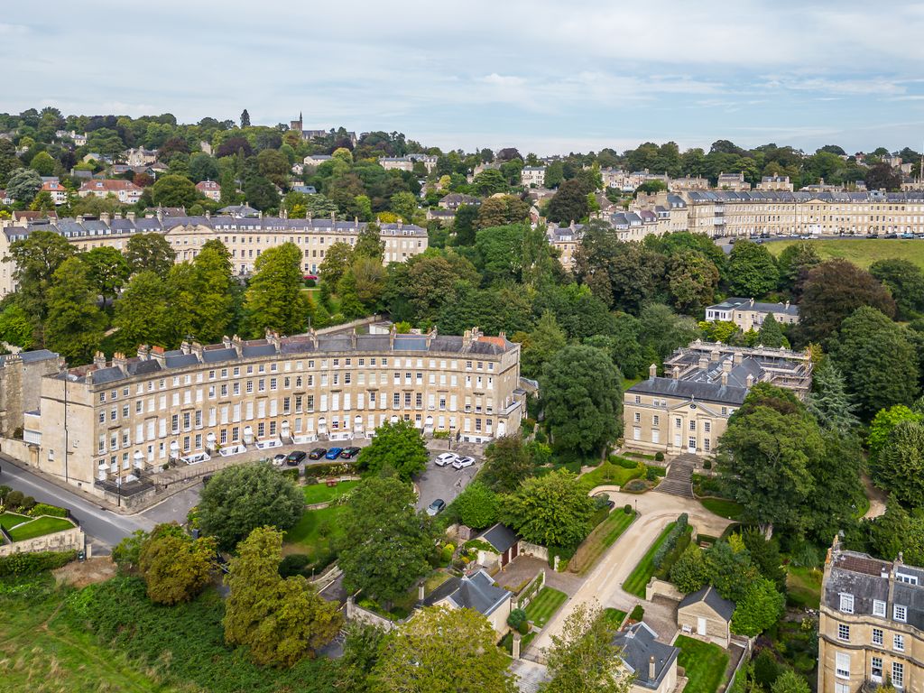 2 bed flat for sale in Cavendish Crescent, Bath BA1, £525,000