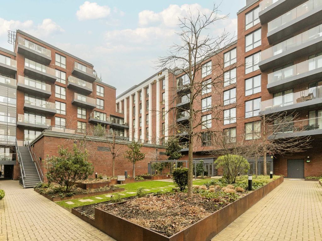 1 bed flat for sale in Gaumont Place, London SW2, £395,000