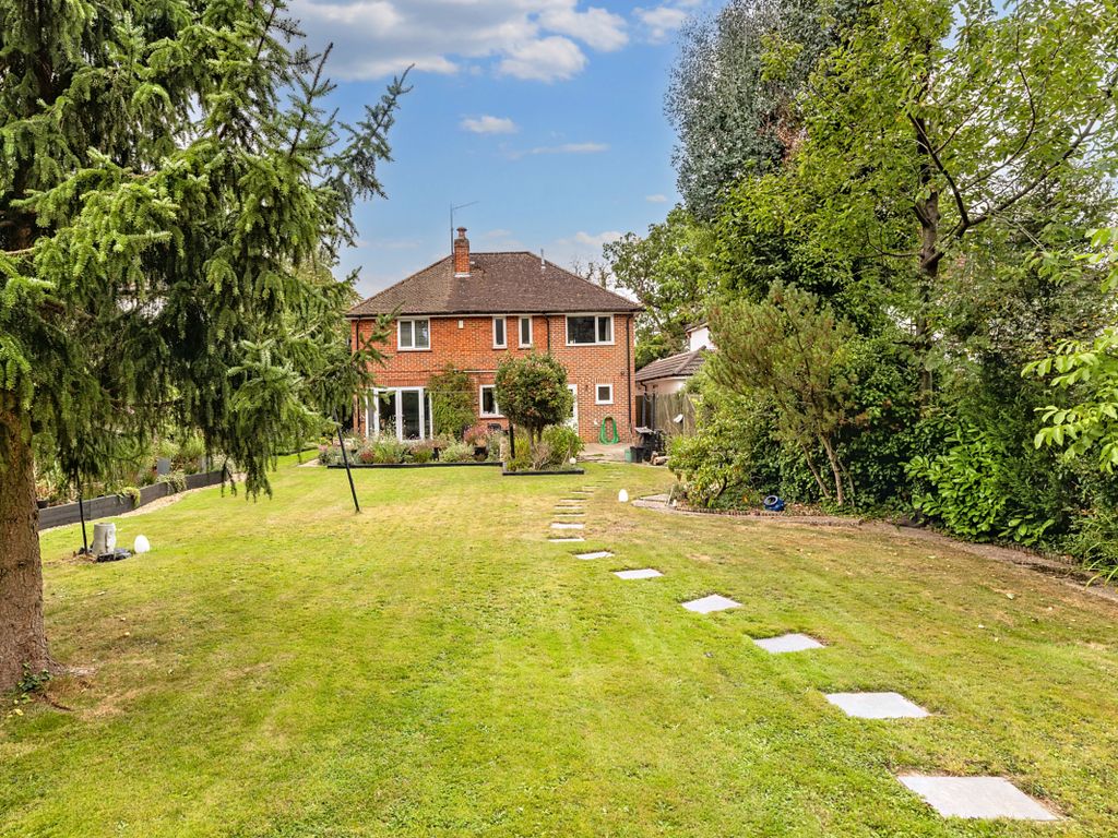 5 bed detached house for sale in Balcombe Road, Horley, Surrey RH6, £749,950