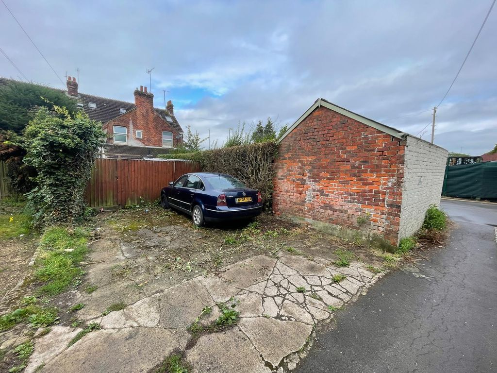 5 bed terraced house for sale in County Road, Swindon SN1, £350,000