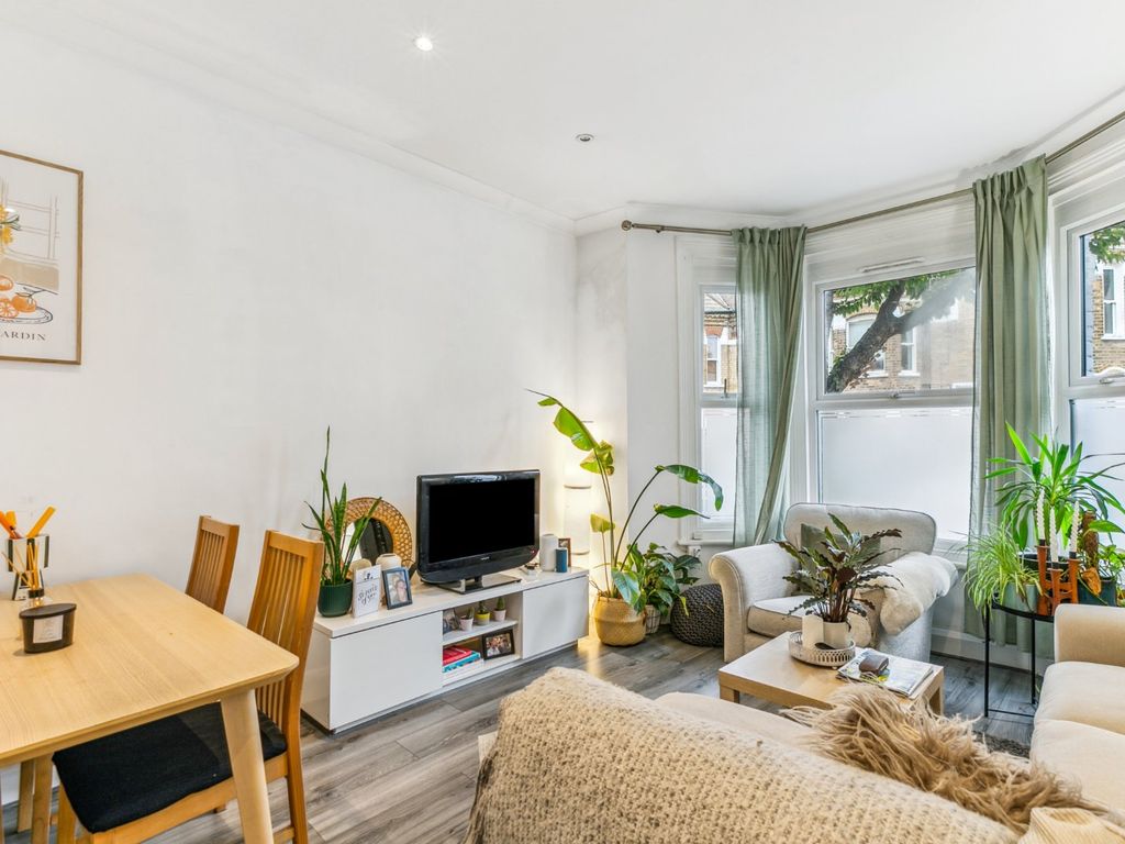 1 bed flat for sale in Harbut Road, London SW11, £525,000